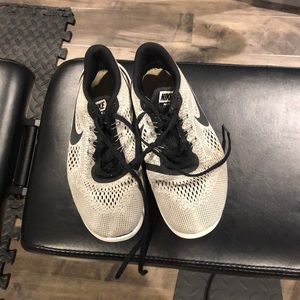 Nike’s Boys 6.5 tennis shoes